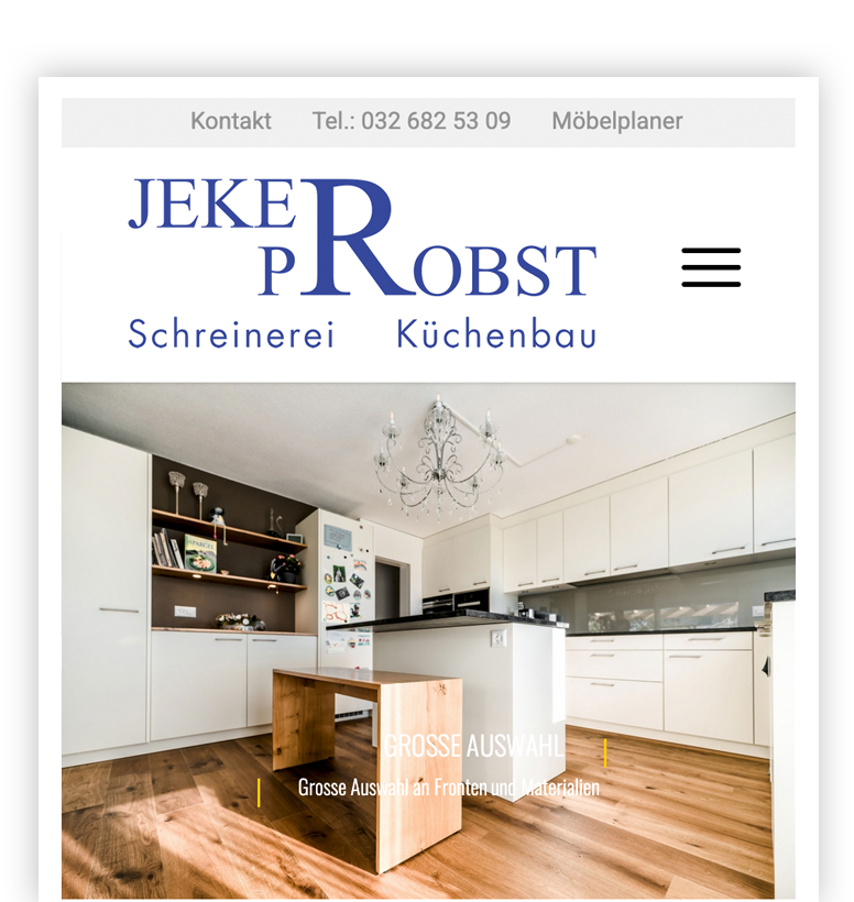 Moderne Küche mit weißen Schränken, Holzakzenten, Kronleuchter und großer Insel.