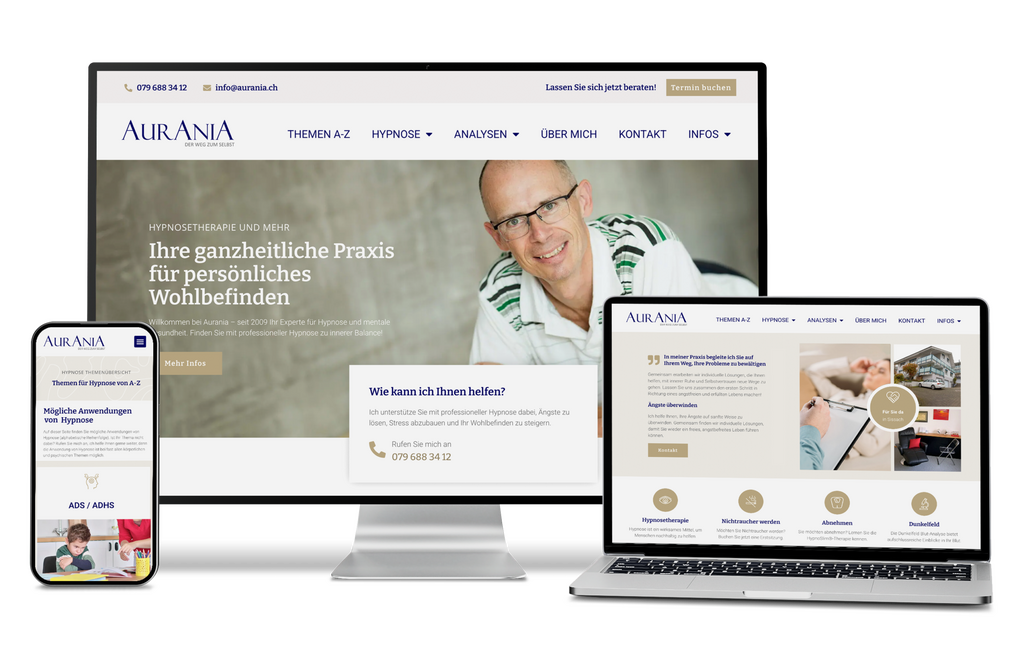 Aurania Praxis Website auf Smartphone, Monitor und Laptop mit Startseite und lächelndem Mann.