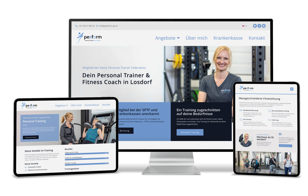 Die Geräte zeigen die blau-weiße Website eines Fitnesstrainers mit trainierenden Menschen.
