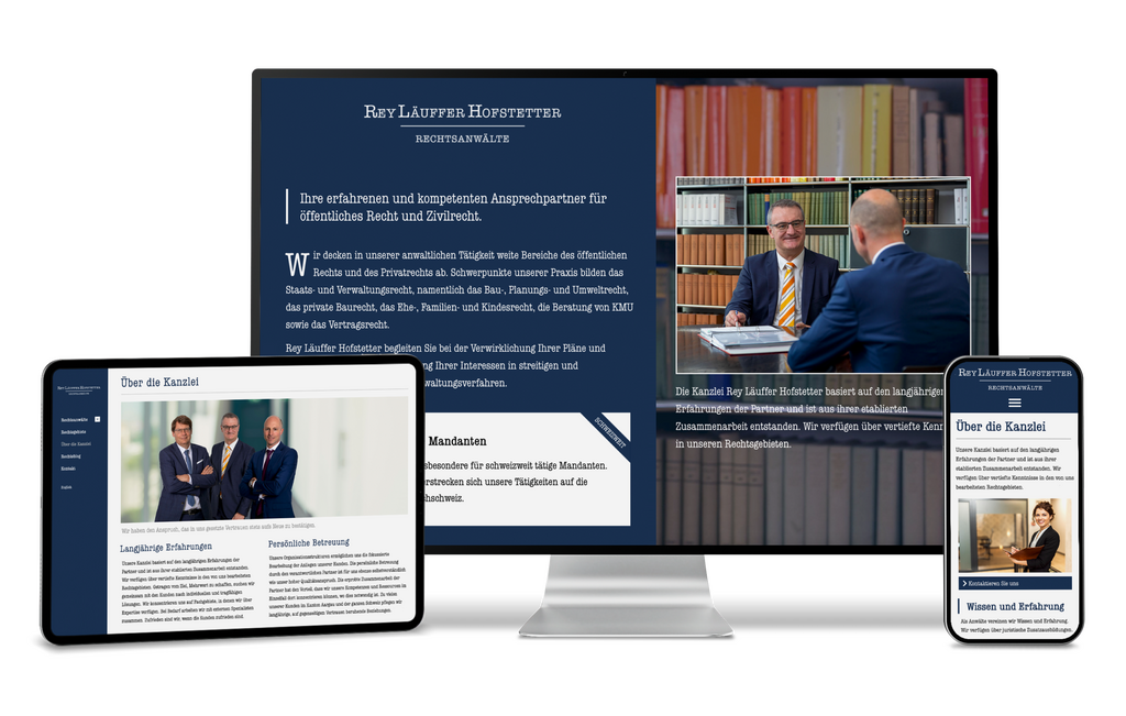 Anwaltskanzlei-Website auf Desktop, Tablet und Smartphone mit Anwälten und Bücherregalen.