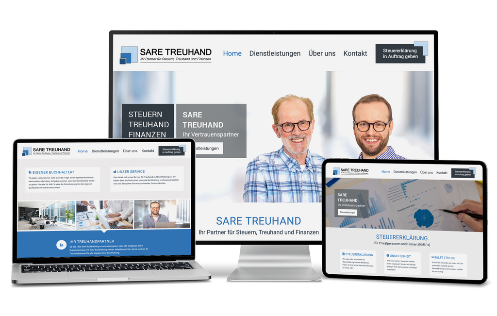 Drei Bildschirme zeigen die Website der Sare Treuhand mit blauem Design, Logo und zwei lächelnden Männern.