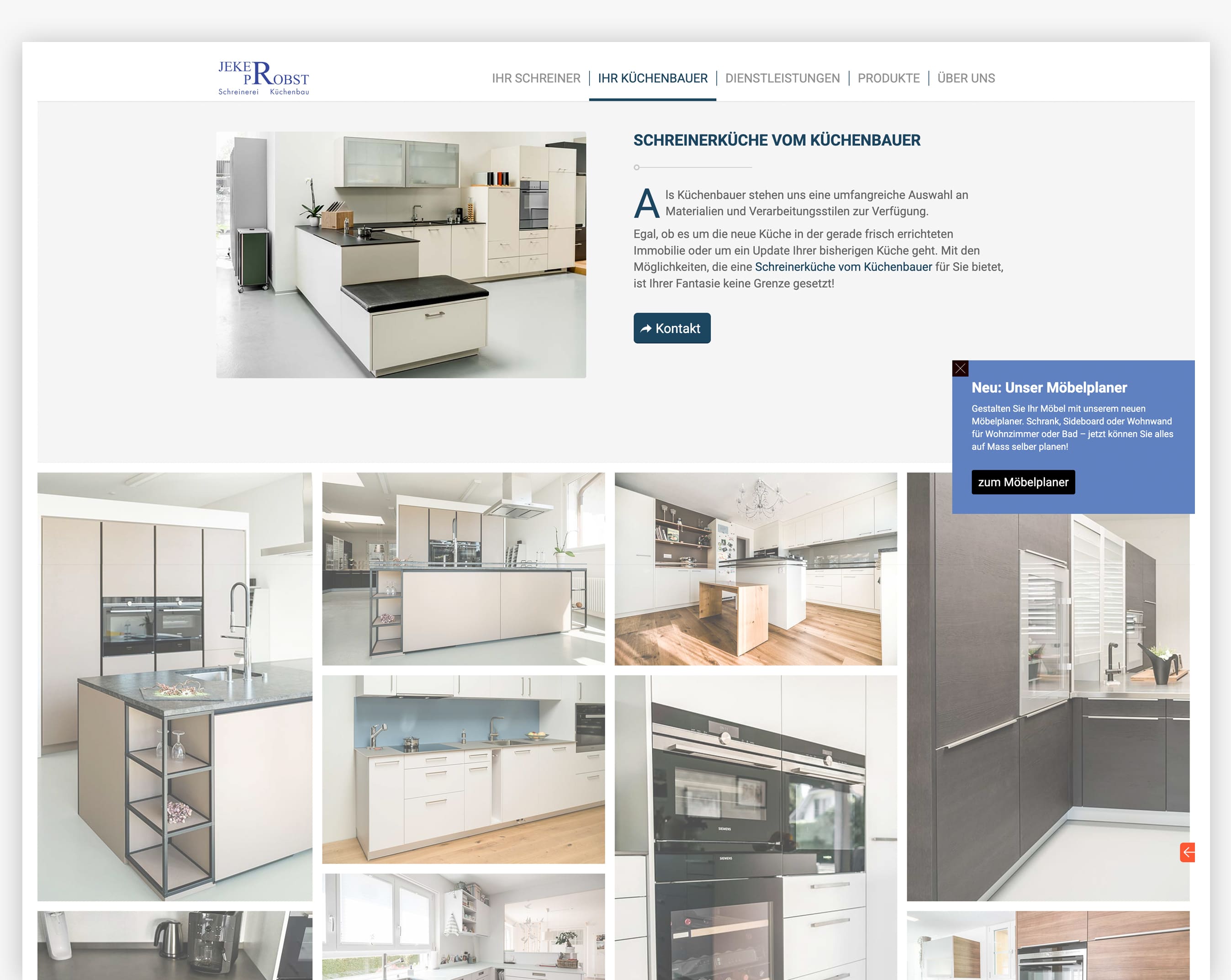Der Screenshot der Website zeigt moderne Küchendesigns, das obere Menü und die blaue Kontakttaste auf der linken Seite.